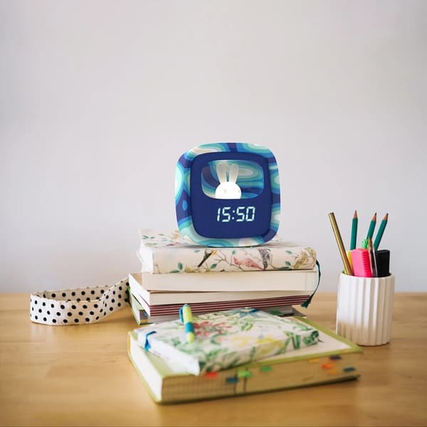 MOB vækkeur med natlys Billy Clock - Blue Wave