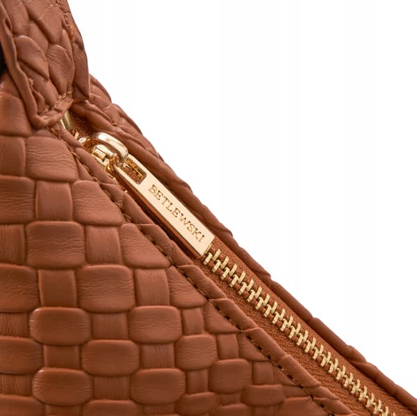 BTJ-25 COGNAC MILEY Vävd texturerad väska