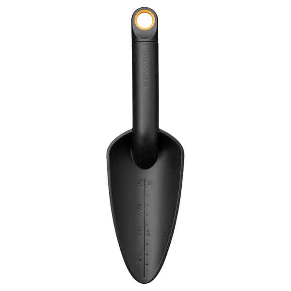 FISKARS SOLID Liten trädgårdsspade med måttband för planteringsjord