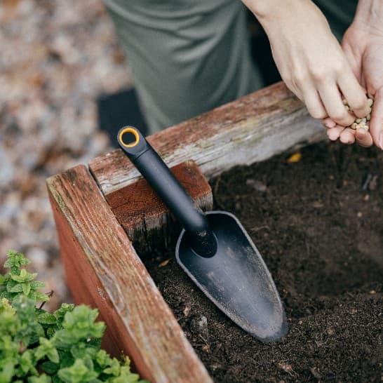 FISKARS SOLID Pieni puutarhalapio mittanauhalla istutusmultaa varten