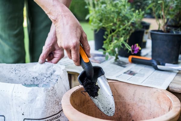 Fiskars Premium Liten Trädgårdsspade för Plantering, Omplantering och Jordbearbetning
