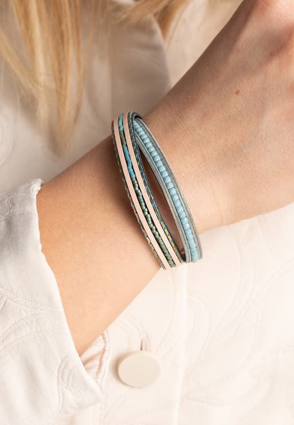 FIGL Elegant läderarmband med blå pärlor