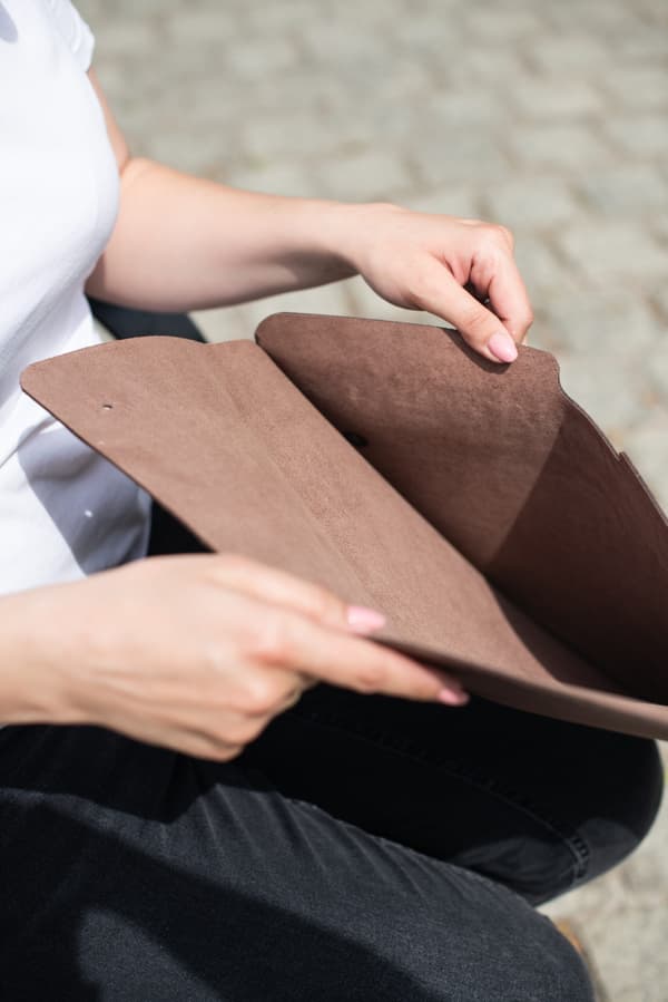 Sort håndlavet MacBook 13" etui med klap