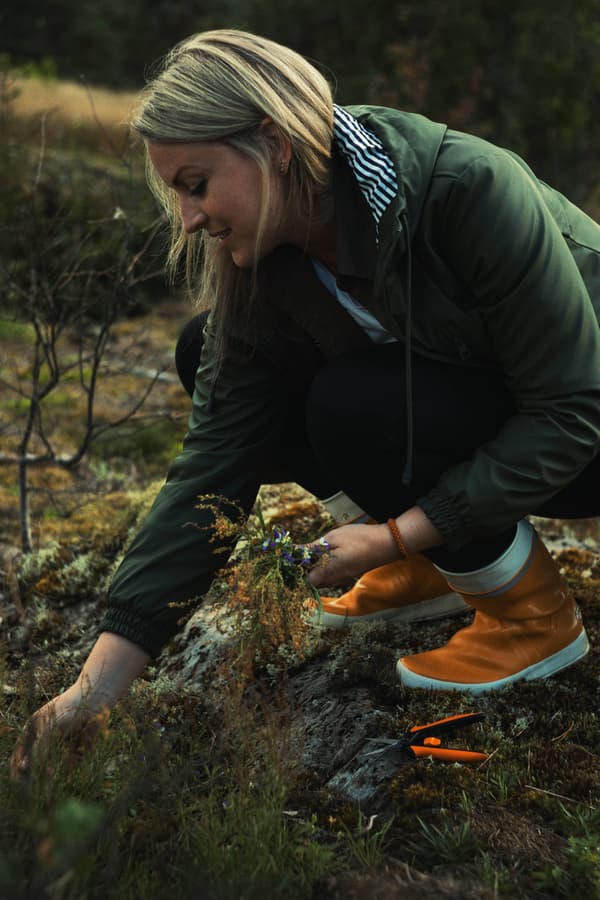 Fiskars Solid -puutarhasakset, käsikäyttöiset kukkasakset jousella