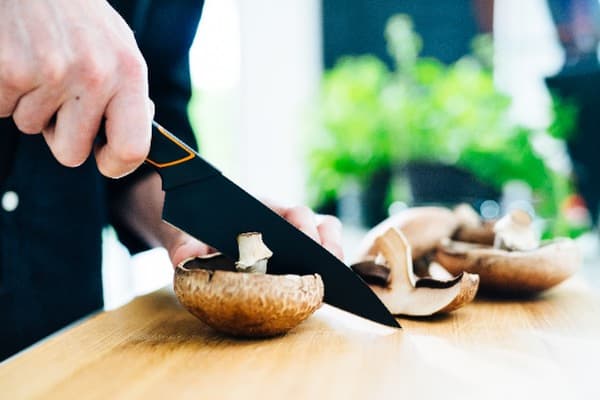FISKARS EDGE Kockkniv för att hacka grönsaker och kött, vass, 15 cm