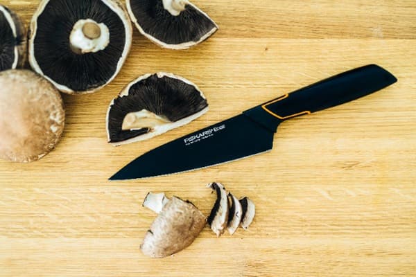 Fiskars Edge Kockkniv för att hacka grönsaker och kött, vass, 15 cm