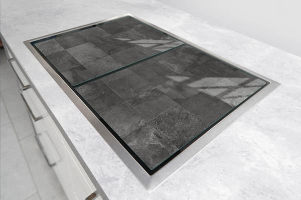 GLASBESKYTTELSESPLADE TIL KOMFUR 70x52 GRÅ