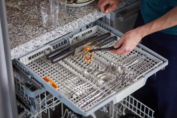 FISKARS FUNCTIONAL FORM Spiralhandvisp för att vispa såser