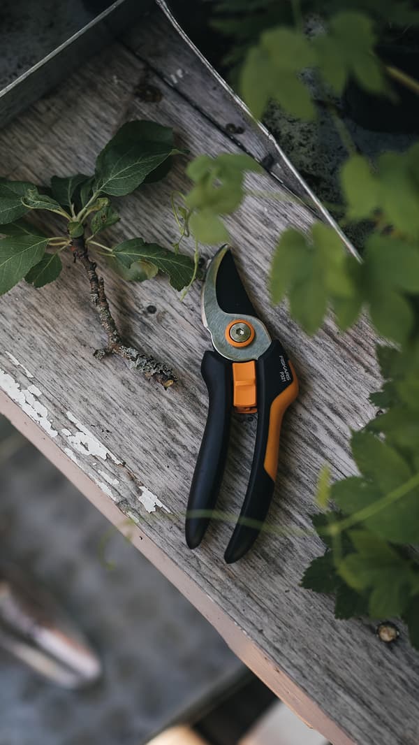 FISKARS SOLID Puutarhaleikkuri tuoreille versoille - manuaalinen