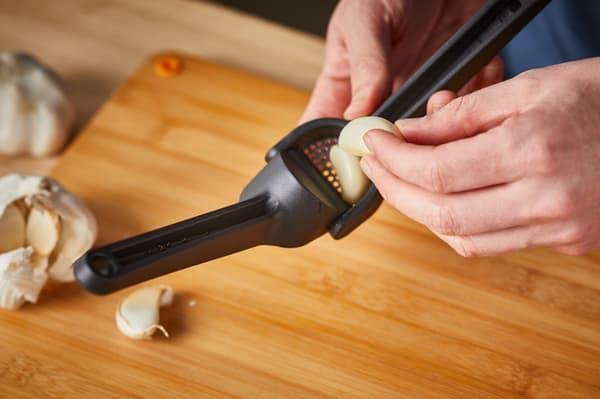 FISKARS FUNCTIONAL FORM Hvidløgspresser - Hakkerpresser
