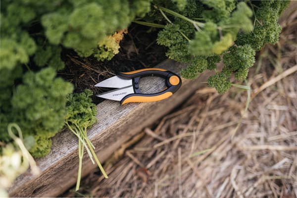 FISKARS SOLID havesaks til at klippe krydderurter, blomster, grøntsager og planter