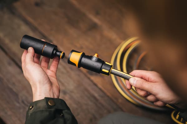 Fiskars Fibercomp Snabbkoppling med Ventil Sprinklerslangkoppling 9mm