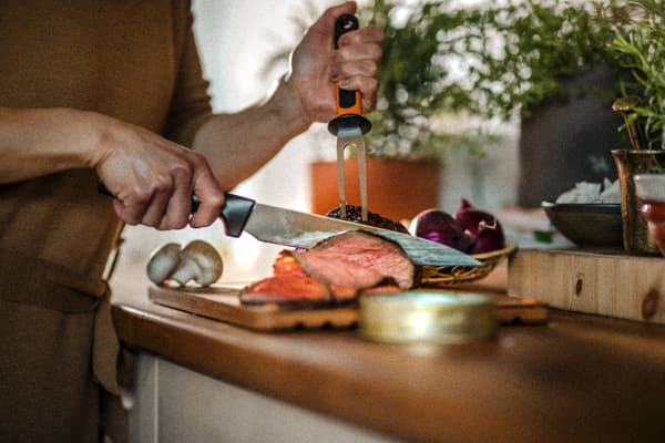 Fiskars Functional Form køkkenkniv til kød, biffar og ribbenssteg 21 cm