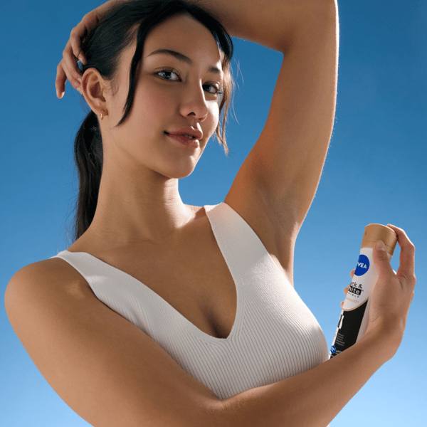 Nivea Black og White Invisible Silky Smooth antiperspirant spray 72 timer 200 ml