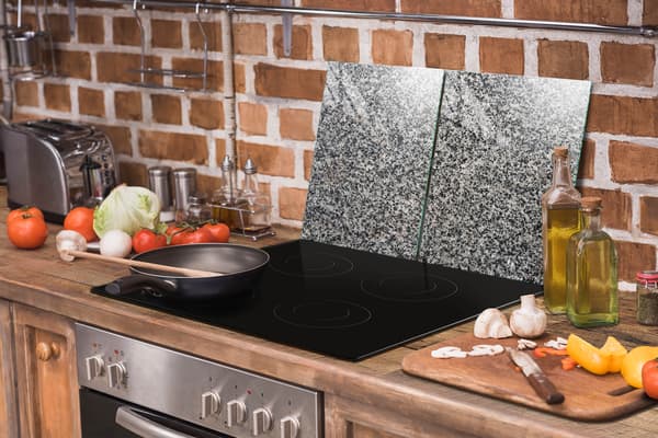 GLASSKYDDSPLÅT FÖR SPIS 85x52 GRANIT