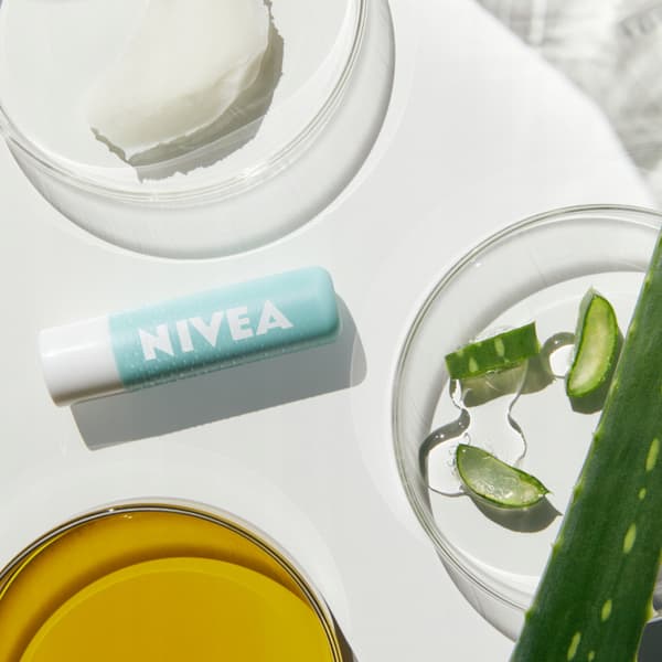 NIVEA Caring Scrub blød læbeskrub med aloe vera 4,8 g