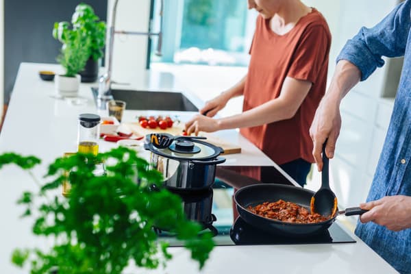 FISKARS FUNCTIONAL FORM Monitoiminen keittiölusikka mitta-asteikolla