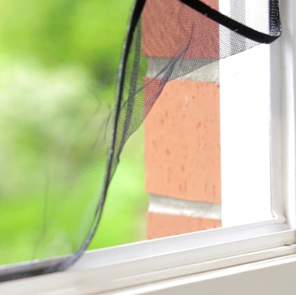 Tesa sort rullebart insektnet til vindue, 1,3 x 1,5 m, med borreluk