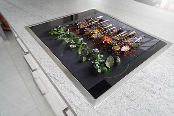 SKÄRBRÄDA I GLAS 52x40 KRYDDOR