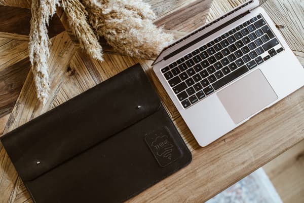 Sort håndlavet MacBook 13" etui med klap