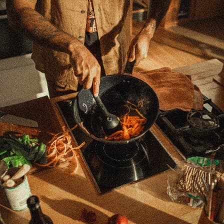 FISKARS FUNCTIONAL FORM Monitoiminen keittiölusikka mitta-asteikolla