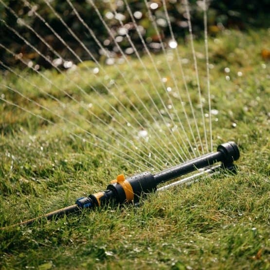 FISKARS SOLID Oscillating spiller puutarhakasteluun, pitkänomainen M 285m²