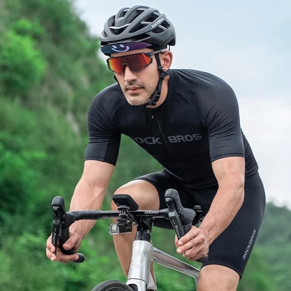 Cykelmössa med skärm - svart