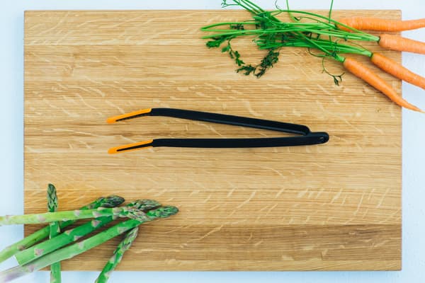 Fiskars Functional Form køkkentang til steging og servering med pincetgreb