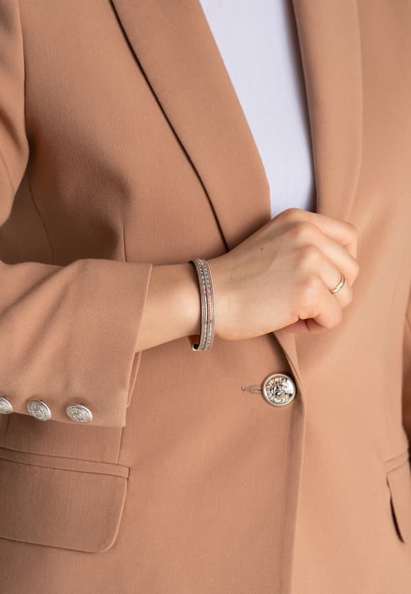 FIGL Elegant armband i brunt läder med pärlor