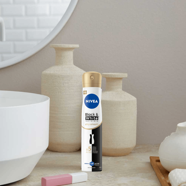 NIVEA Black&White Invisible Silky Smooth Antiperspirant med spray 72 timer 200 ml
