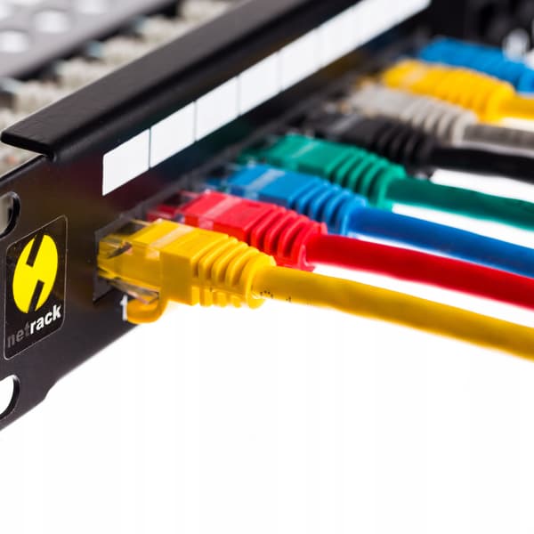Patchkabel RJ45, Netrack støbt dæksel, kat. 5e UTP, 3m blå