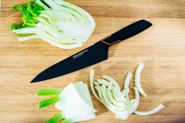 FISKARS EDGE Kockkniv för att hacka grönsaker och kött, vass, 19 cm