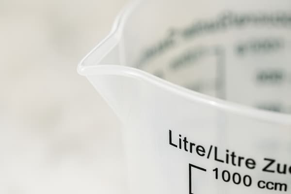 1000 ml nestettä mittaava kannu