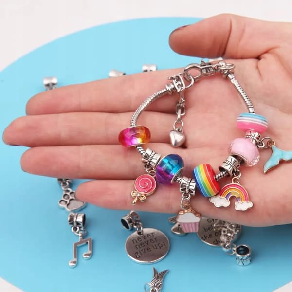 Pärlor och berlockor armbandskit