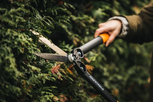 Fiskars PowerGear HS72 manuel hækkesaks til hageplanter