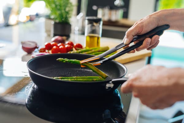 Fiskars Functional Form køkkentang til steging og servering med pincetgreb