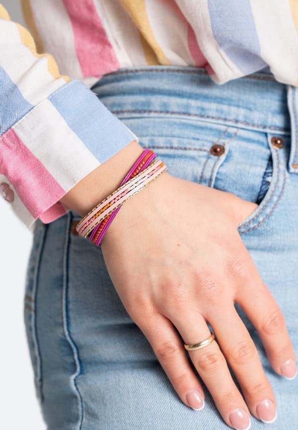 FIGL Elegant læderarmbånd med lyserøde perler