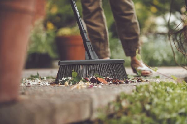 FISKARS SOLID Universal havekost til terrasse M
