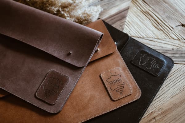 Sort håndlavet MacBook 13" etui med klap