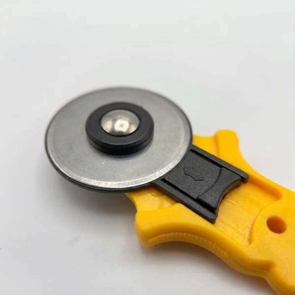 45 MM ROTERENDE SKÆRER TIL PATCHWORK-STOFFER PRÆCIS SKÆRING