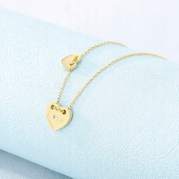 Collar de acero con corazón ajustable dorado