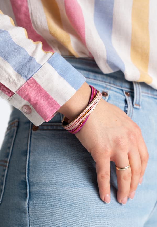 FIGL Elegant læderarmbånd med lyserøde perler