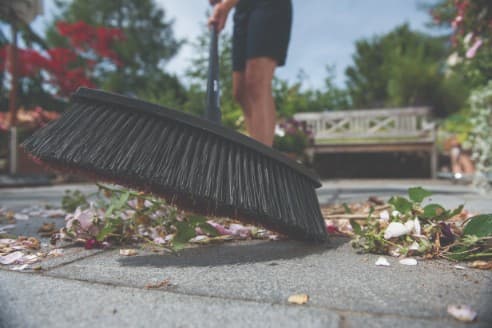 FISKARS SOLID Universal havekost til terrasse M