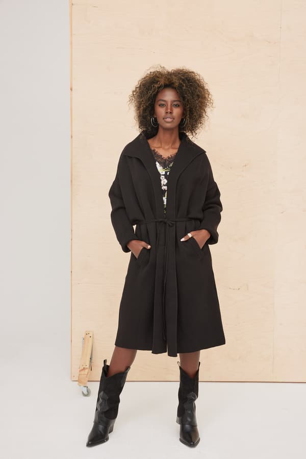Huggo Sort Plus Size Damefrakke