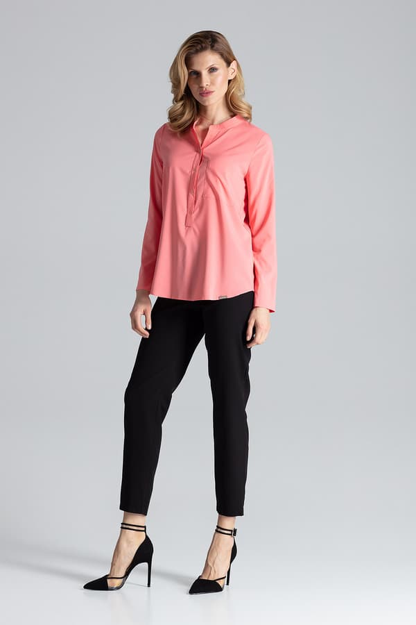 Elegant blus med korallkrage storlek M