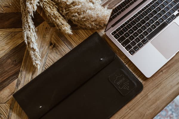 Sort håndlavet MacBook 13" etui med klap