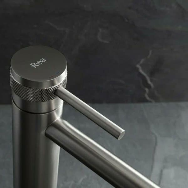 LUNGO GRIP TITANIUM -matala kylpyhuonehana Tuotenumero REA-B8778