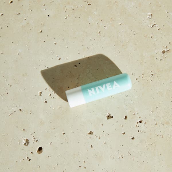 NIVEA Caring Scrub blød læbeskrub med aloe vera 4,8 g