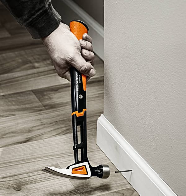 FISKARS ISOCORE Snickarhammare för spikdragning