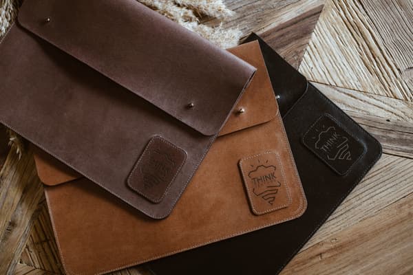 Sort håndlavet MacBook 16" etui med klap